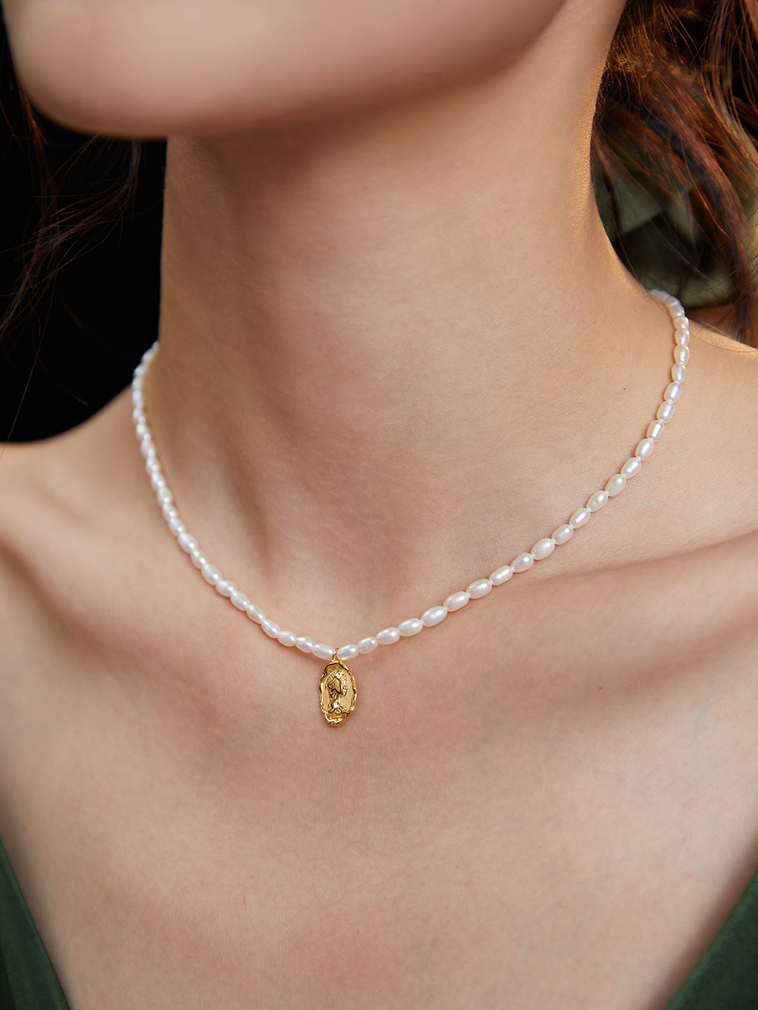 French-Style Collarbone Sterling Silver Necklace with Rice Pearls: Vintage Gold Elegance