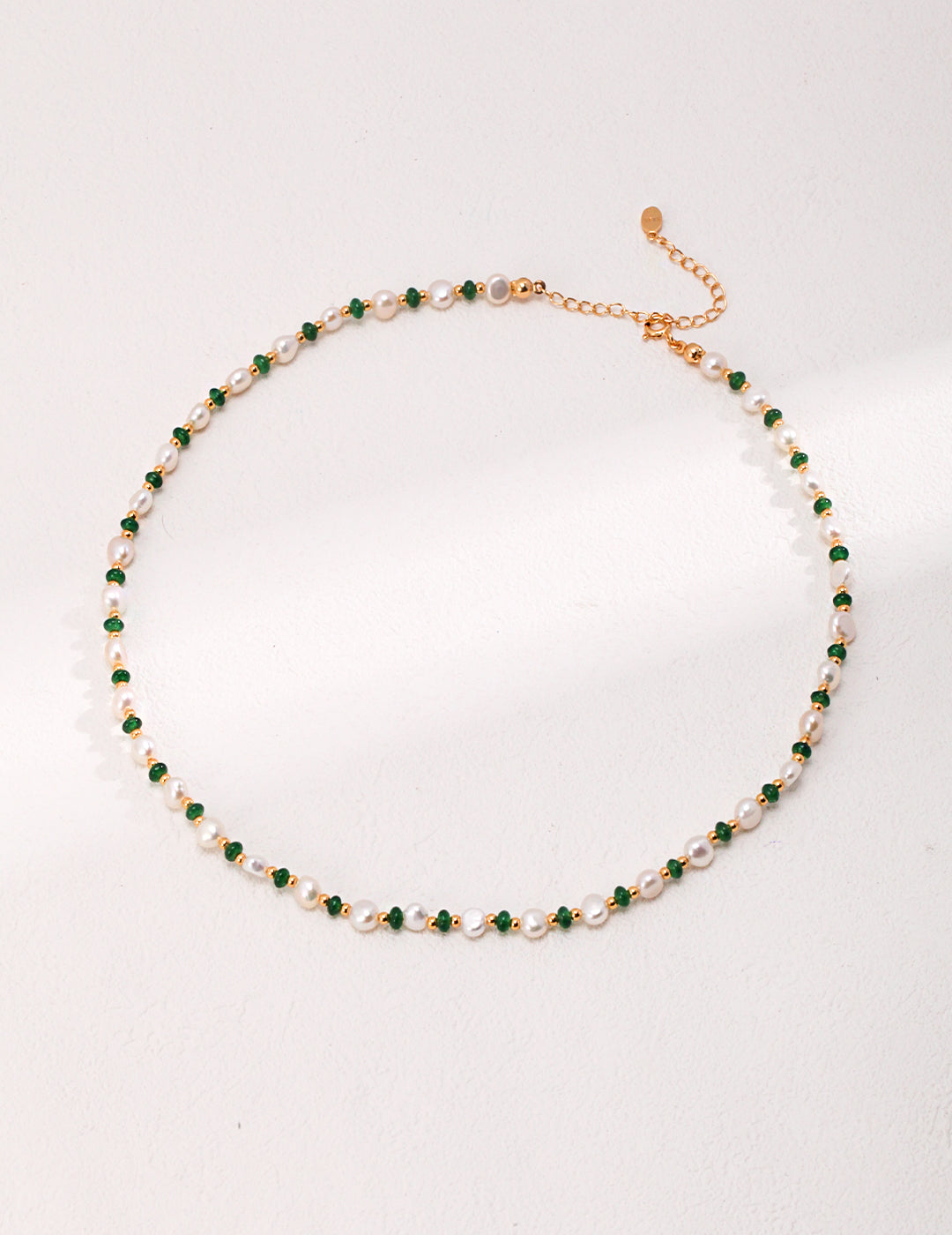 Elegant Pearl and Emerald Necklace in Vintage Gold - Timeless Simplicity