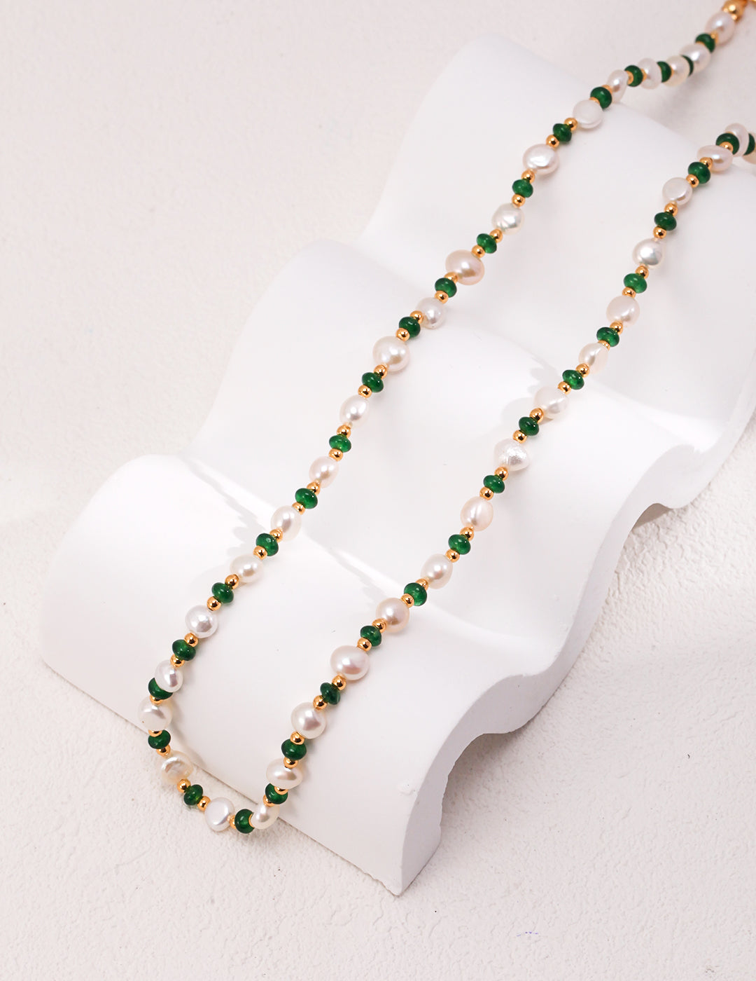 Elegant Pearl and Emerald Necklace in Vintage Gold - Timeless Simplicity